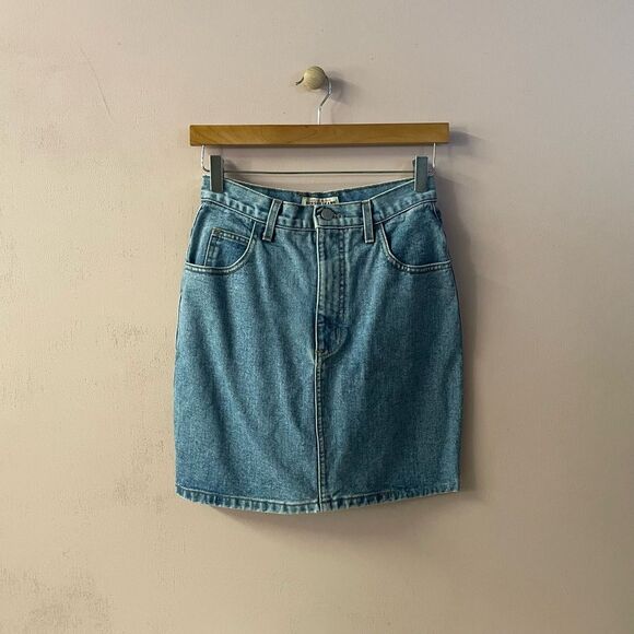 Vintage Guess Medium Wash Blue Denim Mini Skirt Size 28 26" Waist EUC - Picture 1 of 13